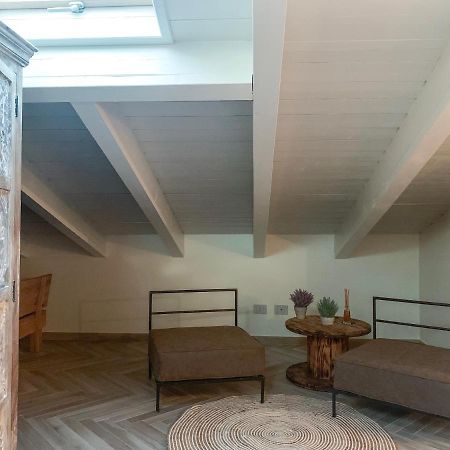 Charming Attic Apartment With Balcony & Swimming Pool Desenzano del Garda Bagian luar foto
