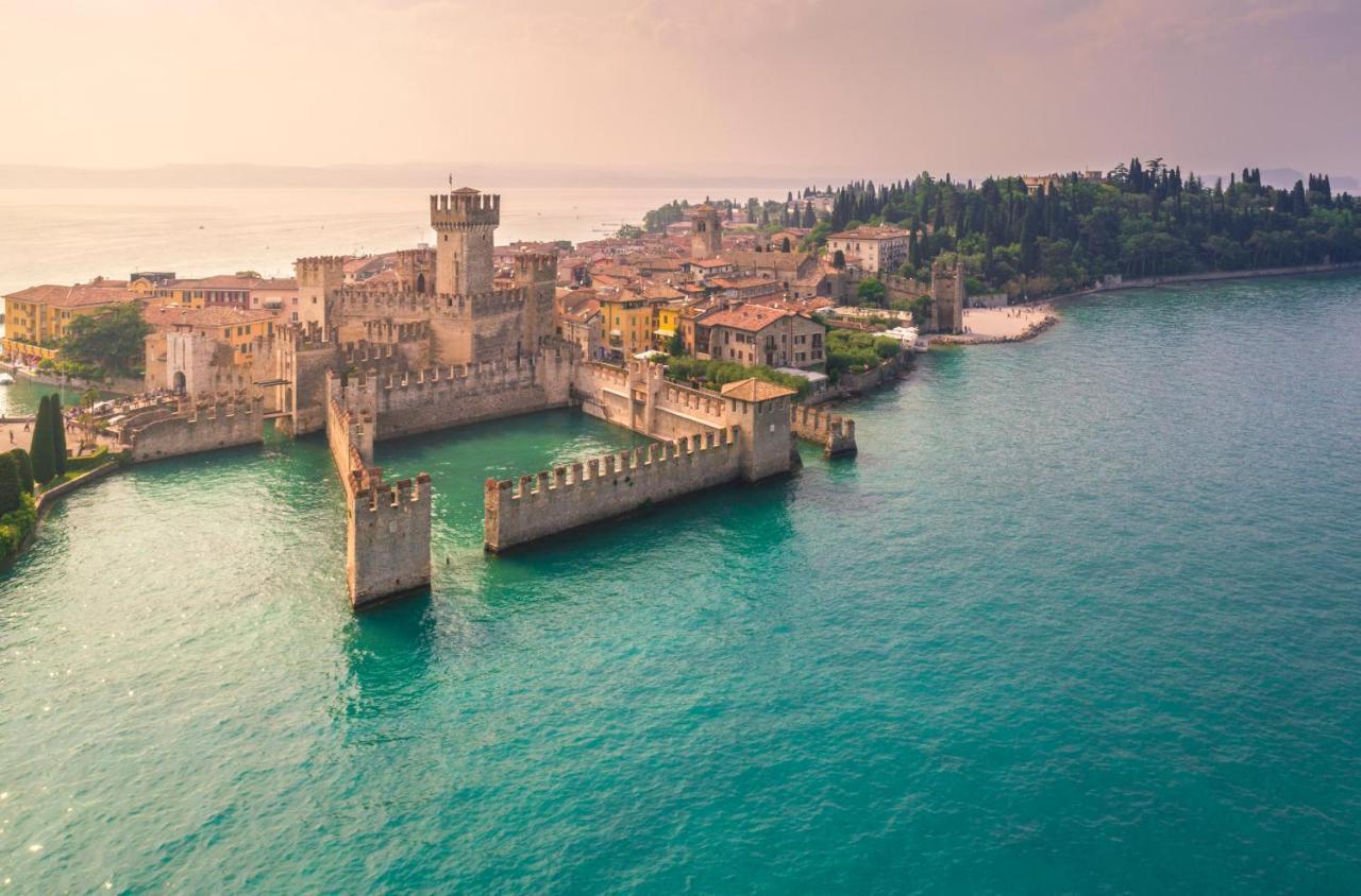 Charming Attic Apartment With Balcony & Swimming Pool Desenzano del Garda Bagian luar foto