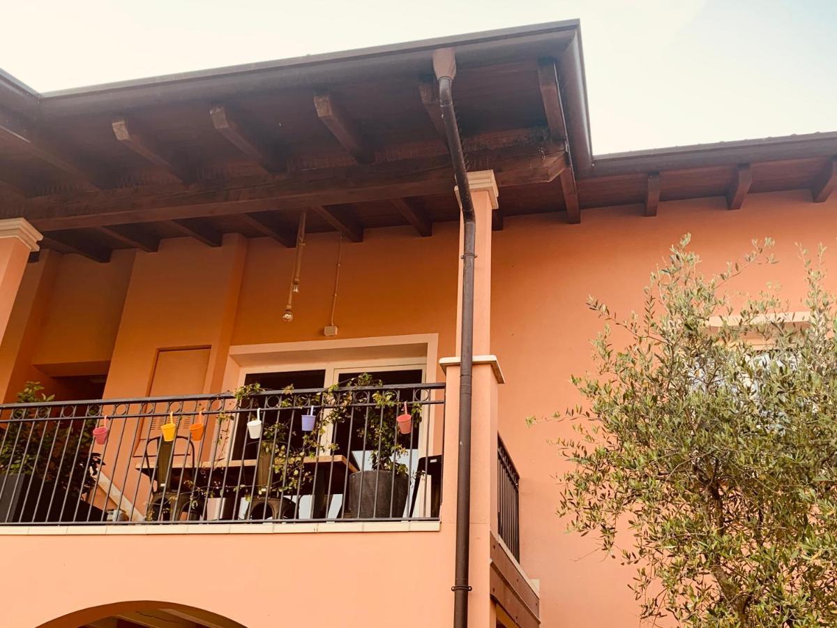 Charming Attic Apartment With Balcony & Swimming Pool Desenzano del Garda Bagian luar foto