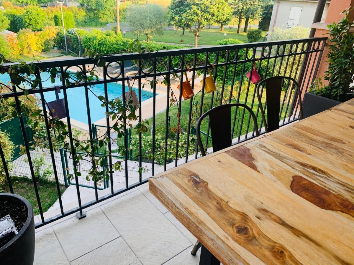 Charming Attic Apartment With Balcony & Swimming Pool Desenzano del Garda Bagian luar foto