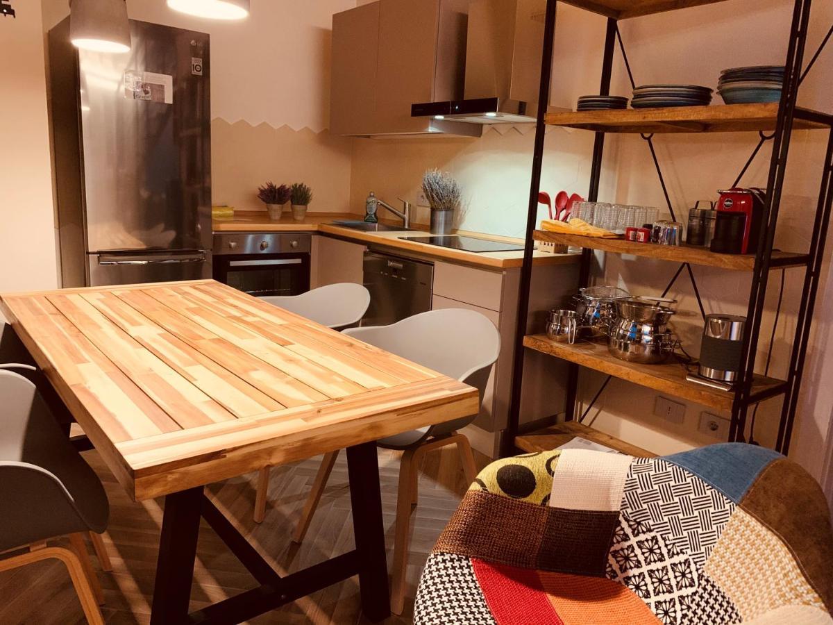 Charming Attic Apartment With Balcony & Swimming Pool Desenzano del Garda Bagian luar foto