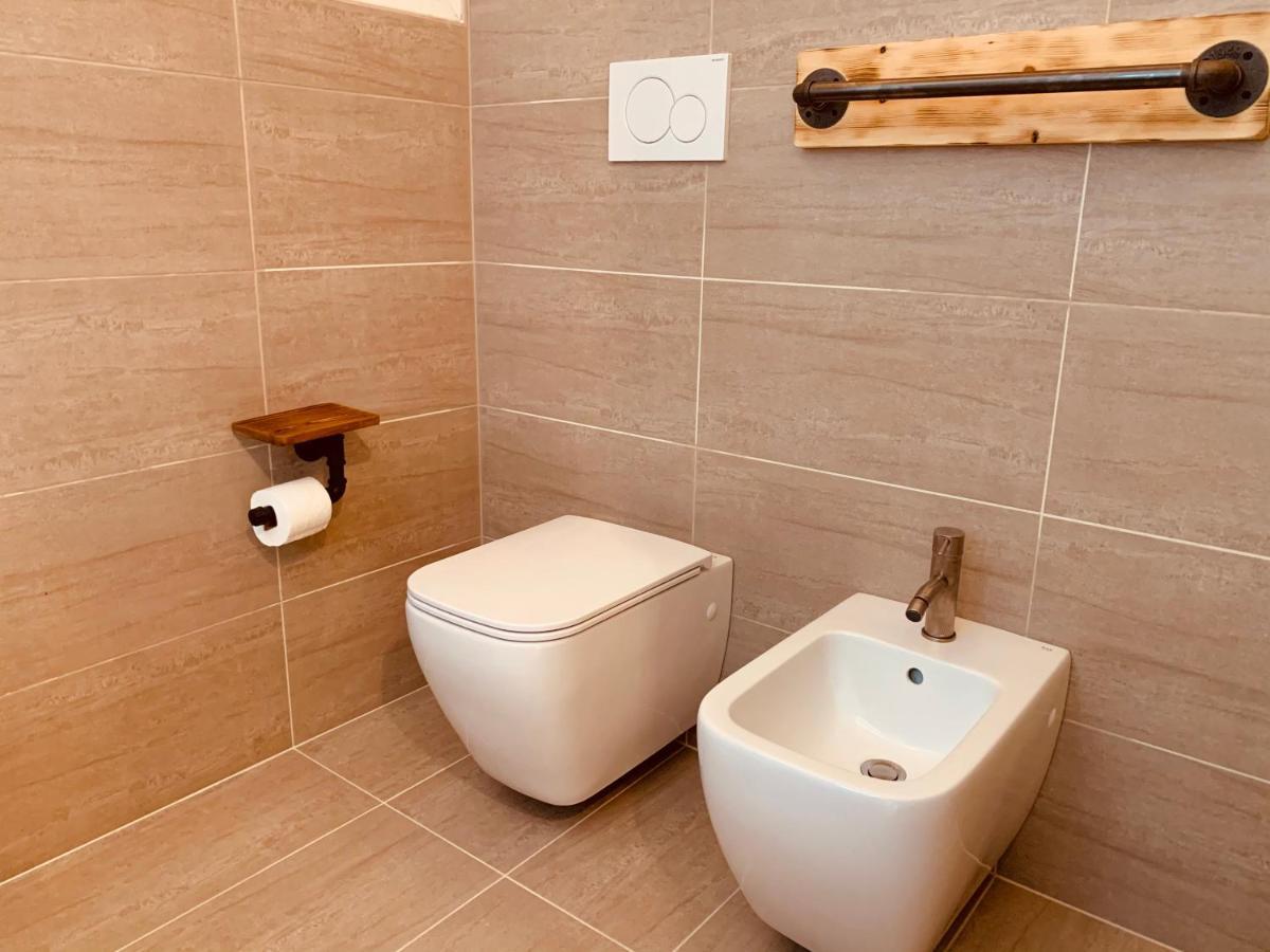 Charming Attic Apartment With Balcony & Swimming Pool Desenzano del Garda Bagian luar foto