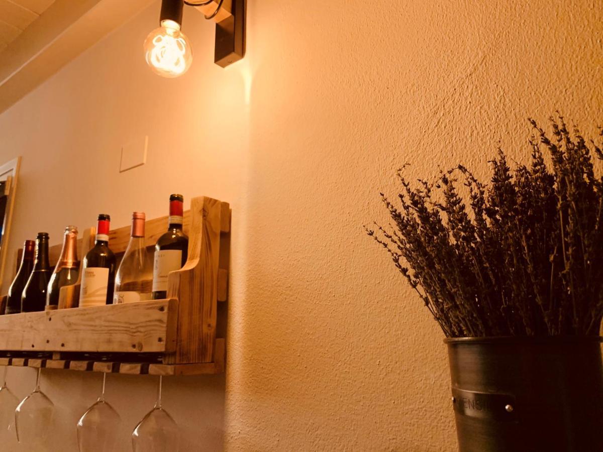 Charming Attic Apartment With Balcony & Swimming Pool Desenzano del Garda Bagian luar foto