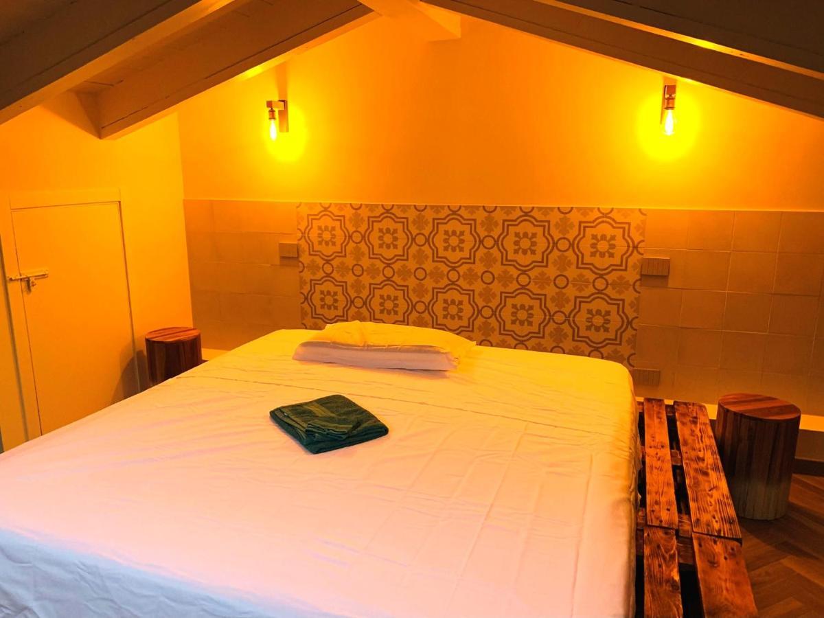 Charming Attic Apartment With Balcony & Swimming Pool Desenzano del Garda Bagian luar foto