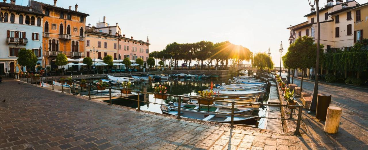 Charming Attic Apartment With Balcony & Swimming Pool Desenzano del Garda Bagian luar foto
