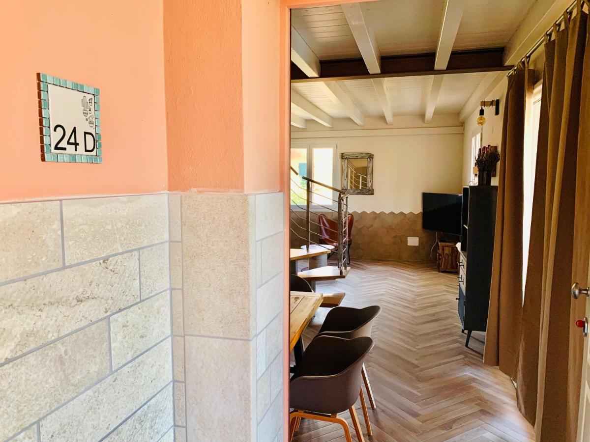 Charming Attic Apartment With Balcony & Swimming Pool Desenzano del Garda Bagian luar foto