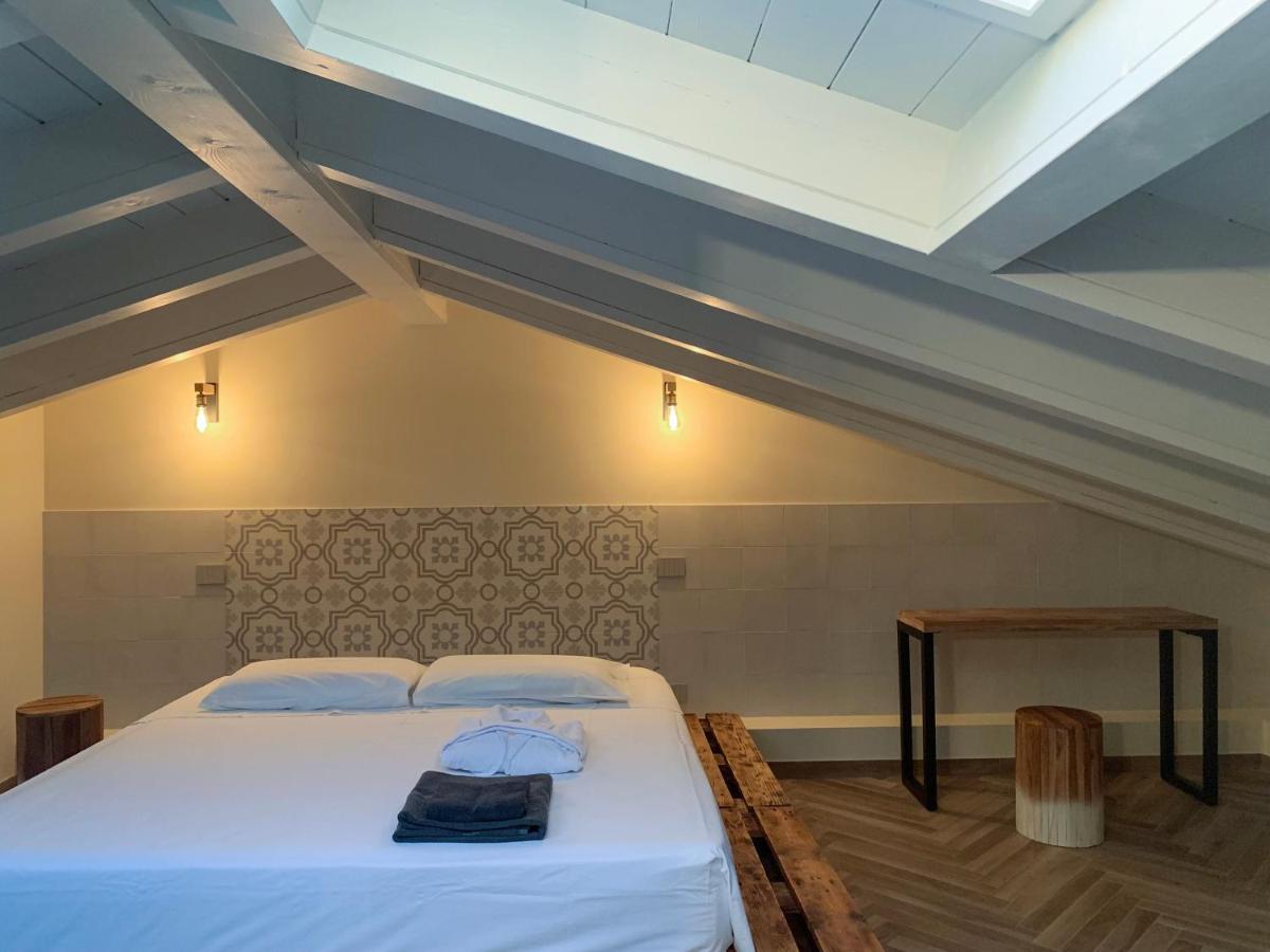 Charming Attic Apartment With Balcony & Swimming Pool Desenzano del Garda Bagian luar foto
