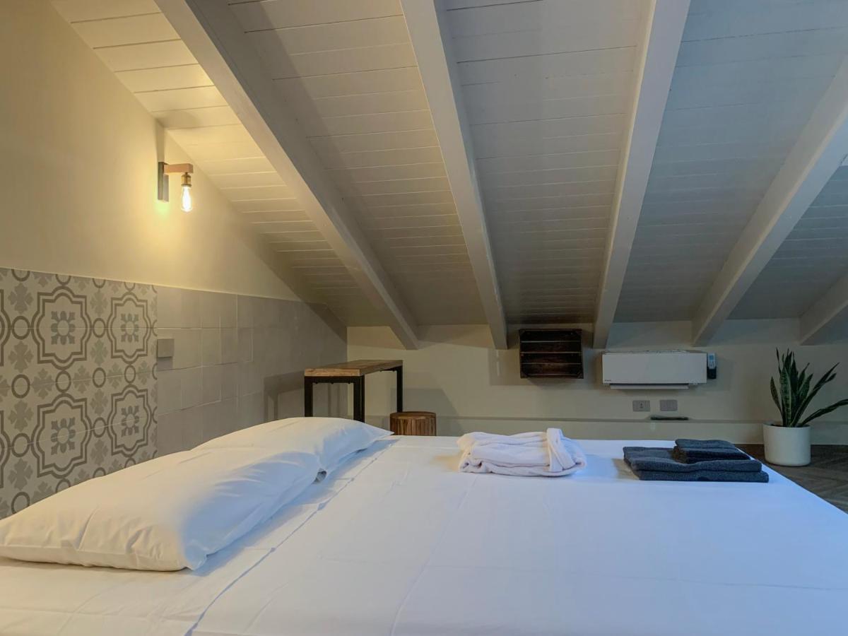 Charming Attic Apartment With Balcony & Swimming Pool Desenzano del Garda Bagian luar foto
